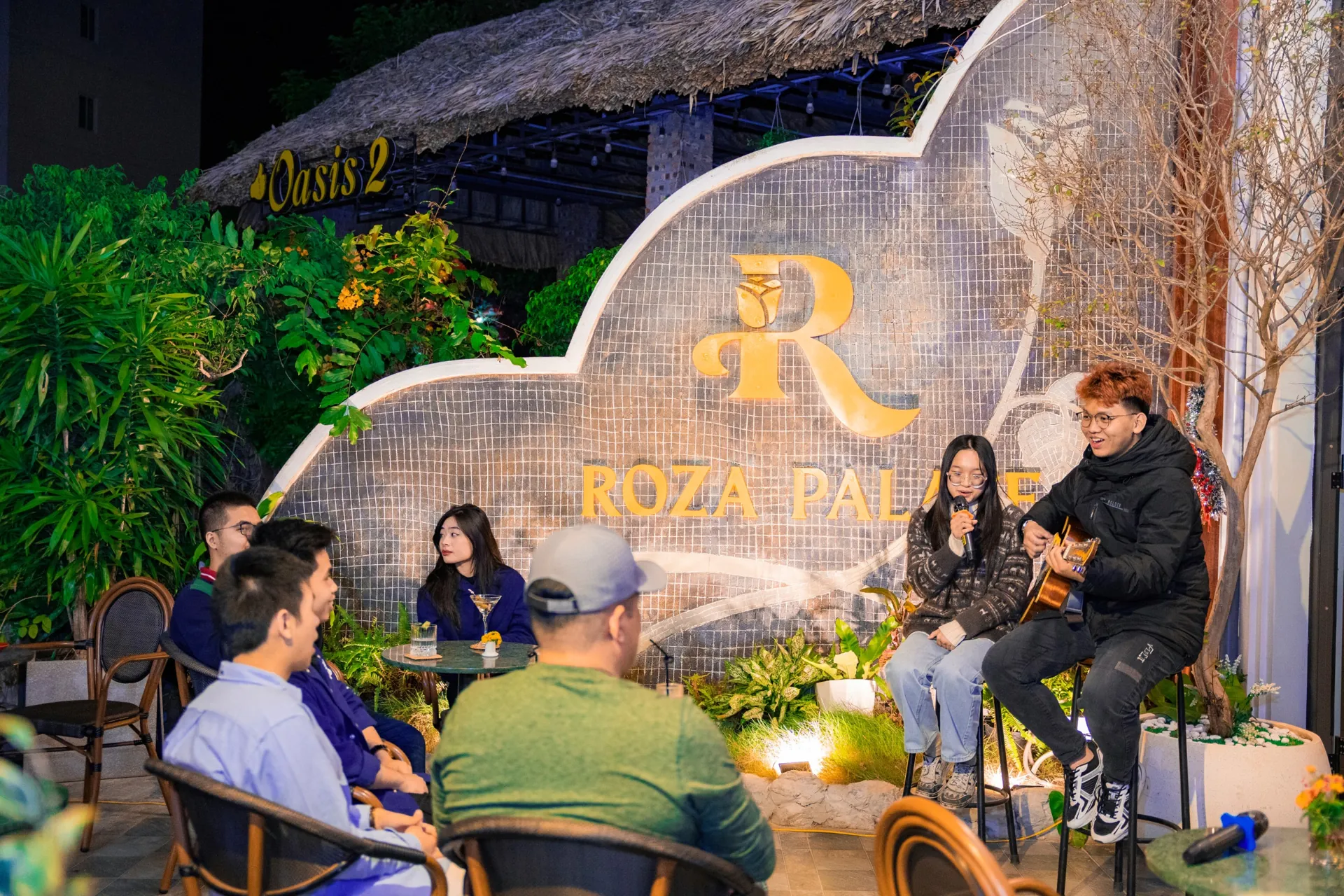 Live acoustic music night at Roza in Cat Ba