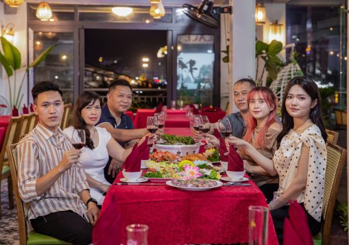 Khách ăn tối tại Roza Palace Restaurant